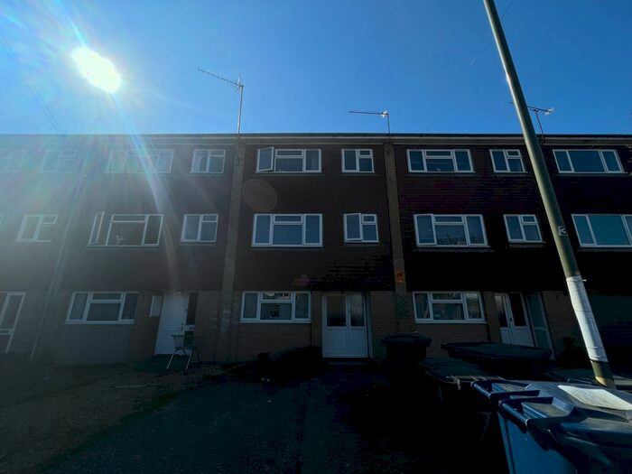 1 Bedroom Flat To Rent In Kimbers Lane, Farnham, GU9