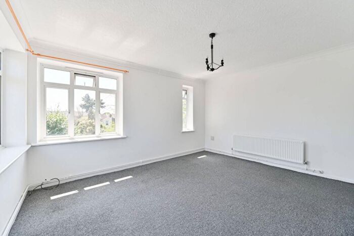 3 Bedroom Flat To Rent In London Road, Mitcham, CR4
