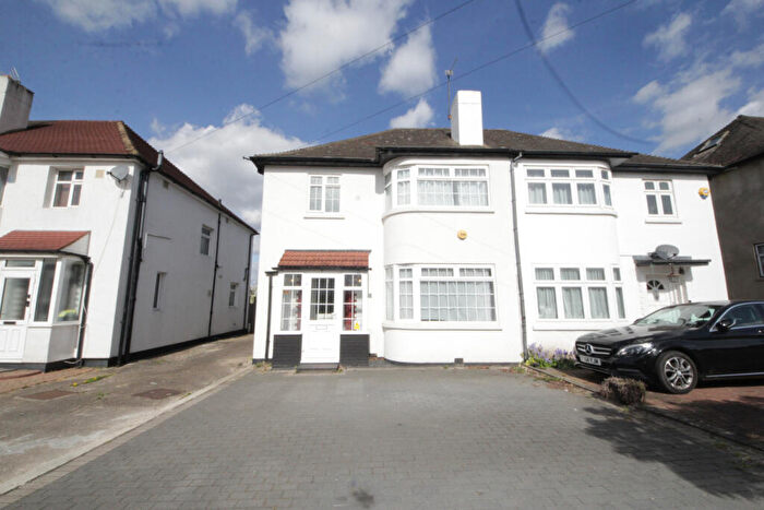 3 Bedroom Semi-Detached House To Rent In Chase Way, London, N14