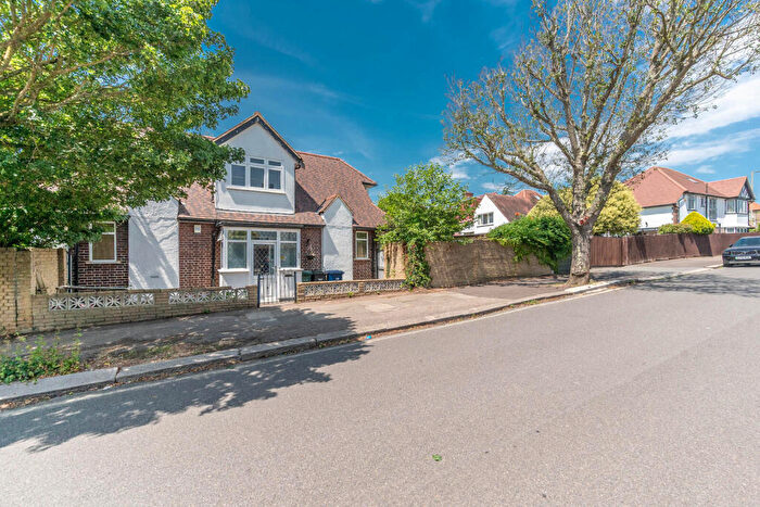 4 Bedroom Semi Detached House For Sale In Hale Drive, Mill Hill, London, NW7