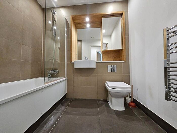 3 Bedroom Flat To Rent In Sky View Tower, High Street, London, E15