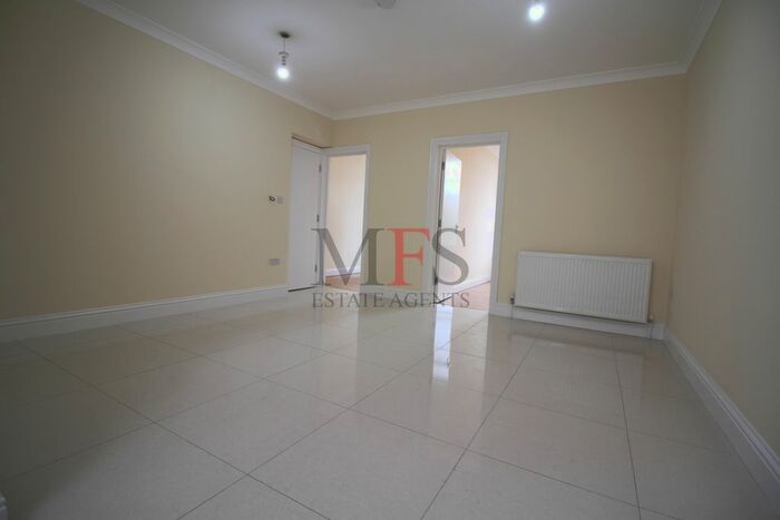 2 Bedroom Flat To Rent In King Street, Southall, UB2