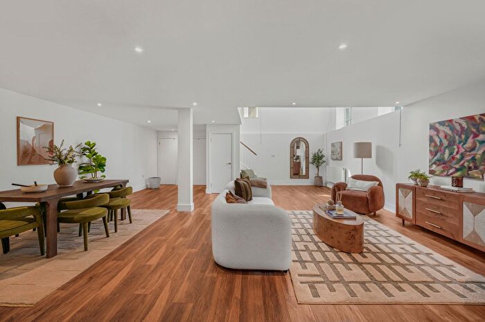 2 Bedroom Flat For Sale In Essex Road, London, N1