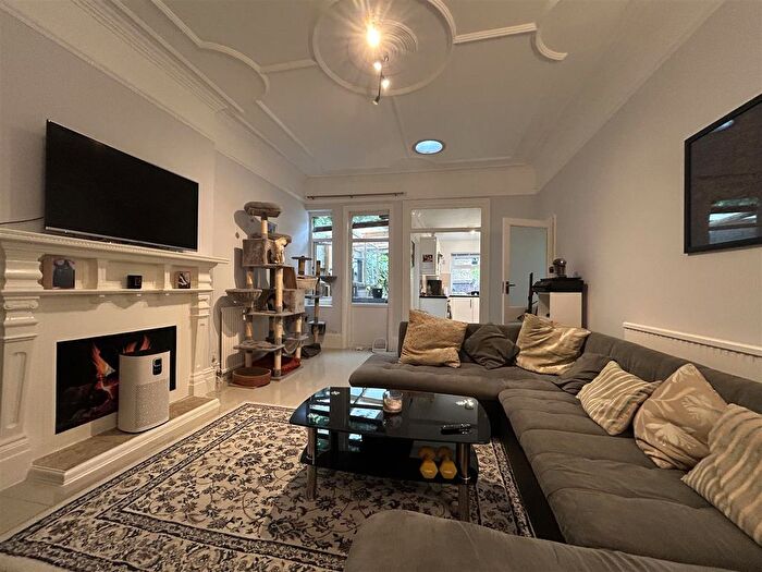 2 Bedroom Flat To Rent In Fordhook Avenue, Ealing, W5