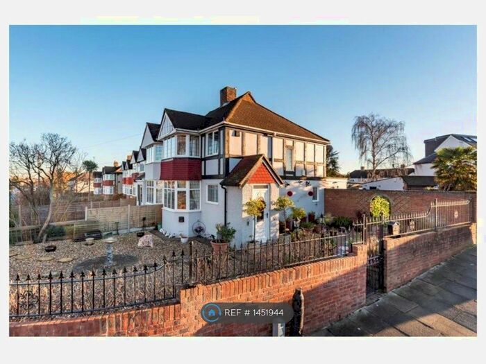 3 Bedroom Semi-Detached House To Rent In East Rochester Way, Sidcup, DA15