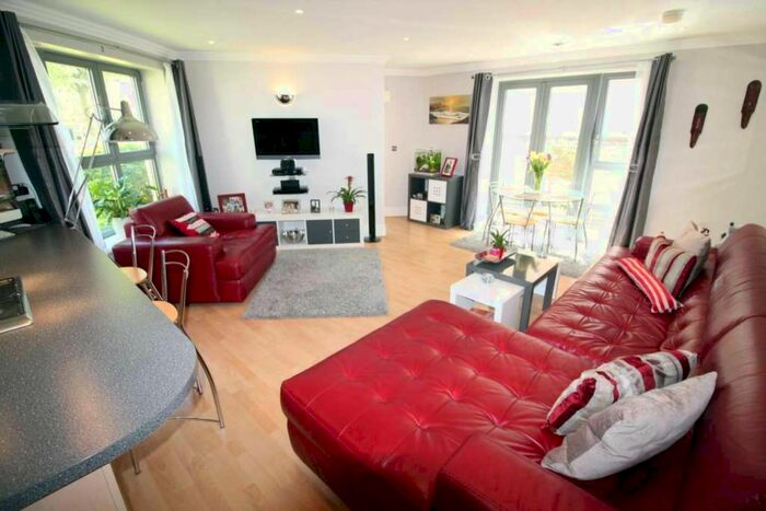 1 Bedroom Flat To Rent In The Island, Brentford, TW8