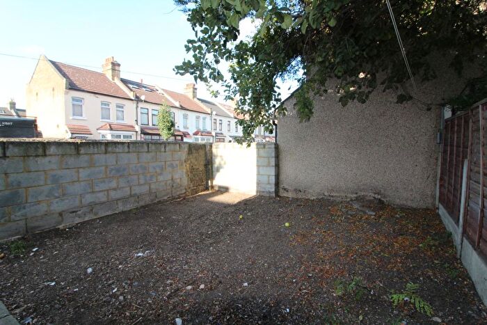 2 Bedroom Flat To Rent In Charlemont Road, London, E6