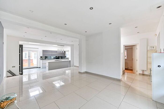 5 Bedroom End Of Terrace House For Sale In Lynton Close, Isleworth, TW7