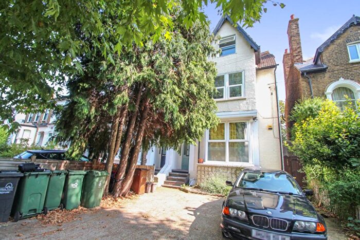 1 Bedroom Flat To Rent In Fairlop Road, Leytonstone, London, E11