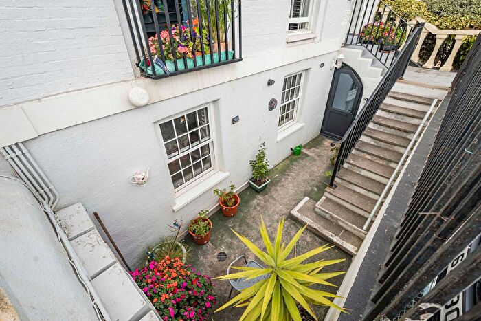 1 Bedroom Flat For Sale In Den Crescent, Teignmouth, TQ14