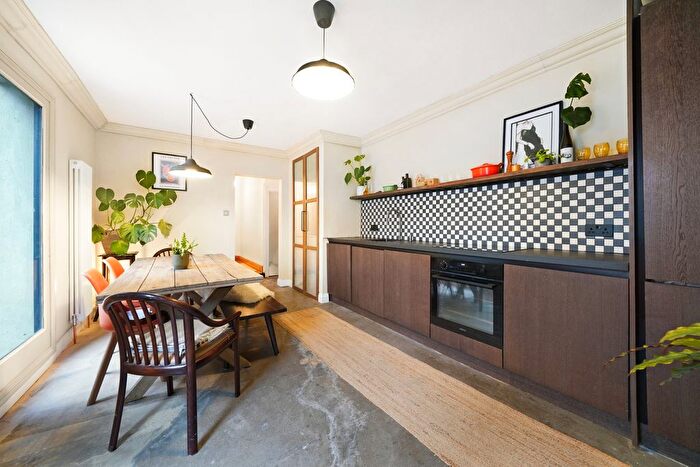 2 Bedroom Maisonette For Sale In Kidderminster Road, Croydon, CR0