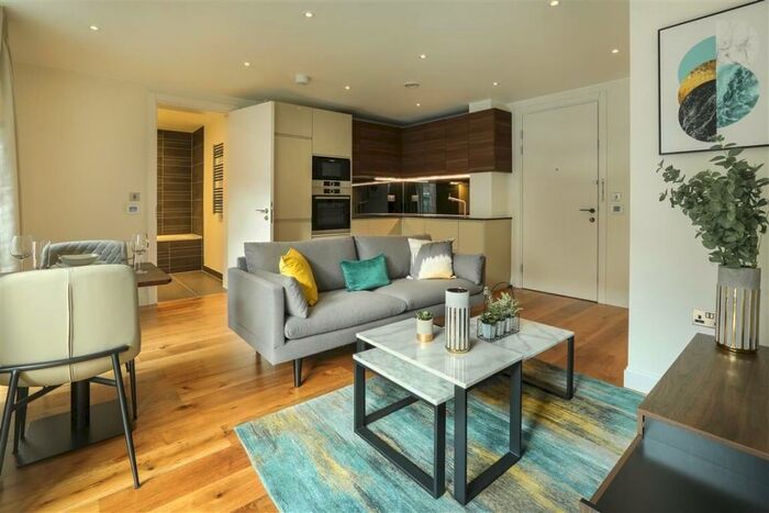 Ground Flat To Rent In Carpet Street Sugar House Island, E15