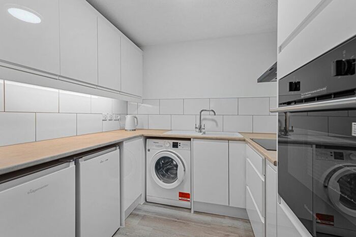 1 Bedroom Property For Sale In Farm Close, Staines-Upon-Thames, TW18