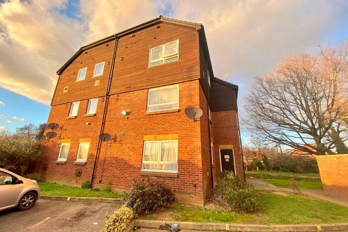 1 Bedroom Flat To Rent In Braemar Gardens, Cippenham, Slough, SL1