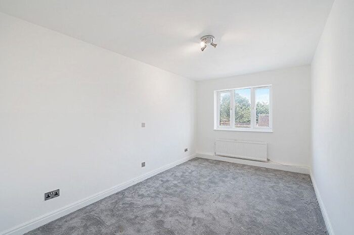 2 Bedroom Flat To Rent In Portland Road, London, SE25