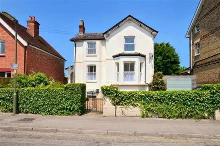 2 Bedroom Flat To Rent In Lincoln Road, Dorking, RH4