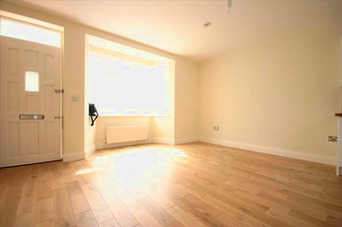 2 Bedroom Flat To Rent In Morley Hill, Enfield, Middlesex EN2