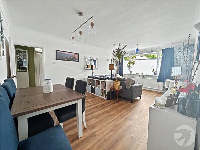 2 Bedroom Flat For Sale In Longlands Road, Sidcup, Kent, DA15