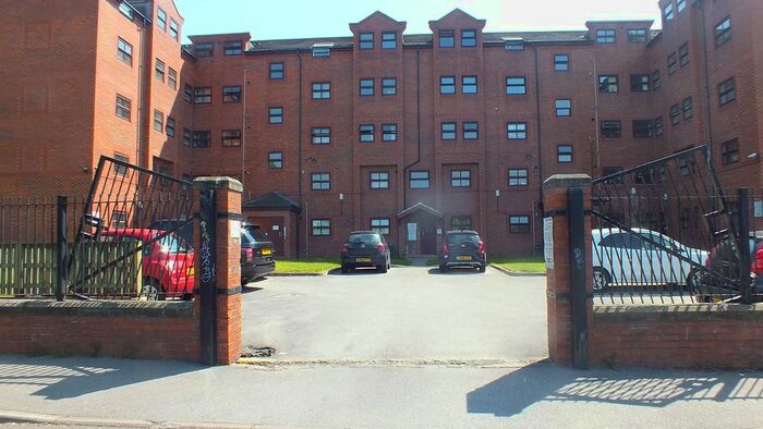 3 Bedroom Flat To Rent In Belle Vue Road, Leeds, West Yorkshire, LS3