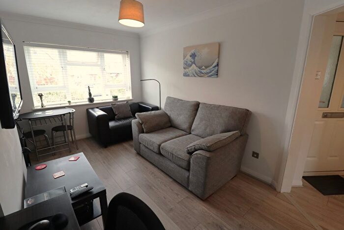 1 Bedroom Flat For Sale In Marina Avenue, Rayleigh, SS6
