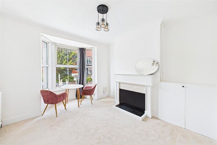 2 Bedroom Apartment For Sale In Queens Road, Aldershot, Hampshire, GU11