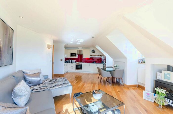 2 Bedroom Flat To Rent In Village Road, Bush Hill Park, Enfield, EN1