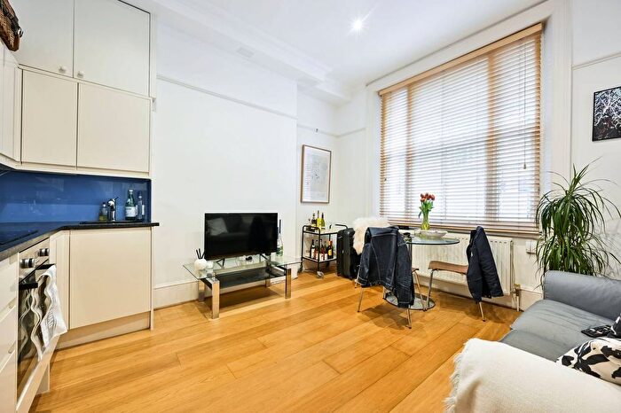 1 Bedroom Flat To Rent In Kempsford Gardens, Earls Court, London, SW5