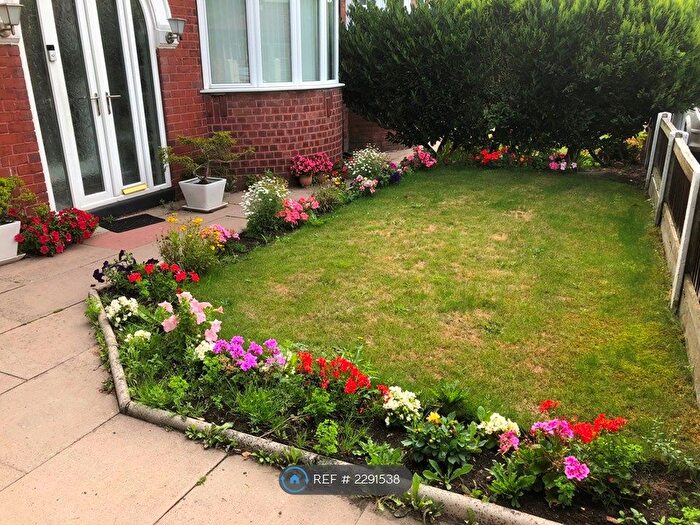 3 Bedroom Semi-Detached House To Rent In Oakway, Manchester, M20