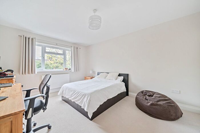 5 Bedroom Detached House For Sale In Cranmer Close, Weybridge, KT13