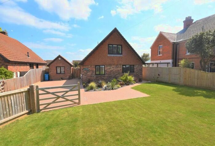 3 Bedroom Detached House To Rent In Victoria Road, Freshwater, PO40