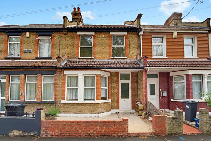 3 Bedroom Terraced House For Sale In Livingstone Road, Hounslow, TW3
