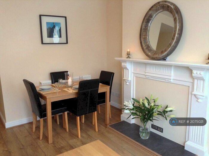 3 Bedroom Flat To Rent In A De La Pole Avenue, Hull, HU3