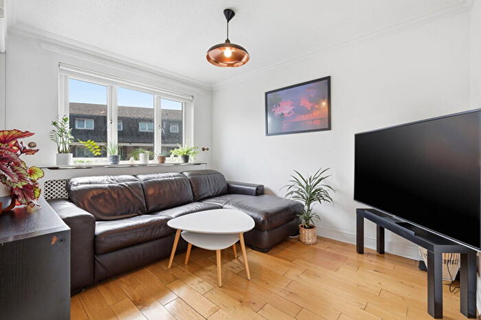 2 Bedroom Maisonette For Sale In Maygood Street, London, N1