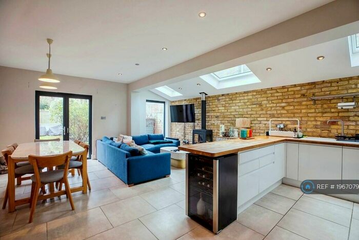 2 Bedroom Maisonette To Rent In Midmoor Road, London, SW12