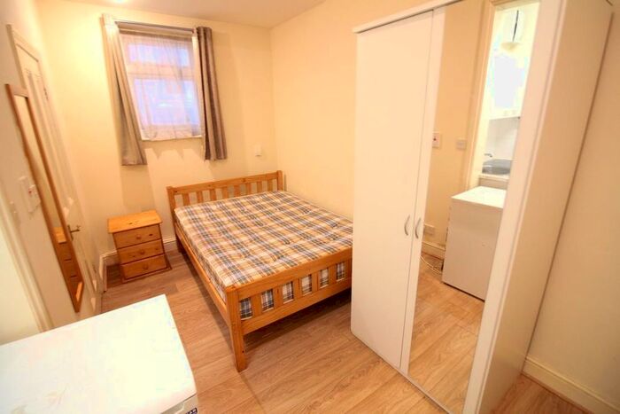 Studio To Rent In Madeley Road, London, W5