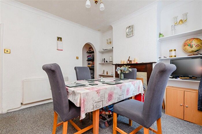 5 Bedroom End Terrace House For Sale In Gillingham Road, Gillingham, Kent, ME7