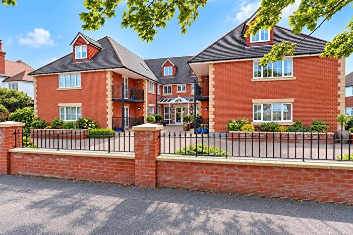 2 Bedroom Flat For Sale In Cooden Drive, Bexhill-On-Sea, TN39