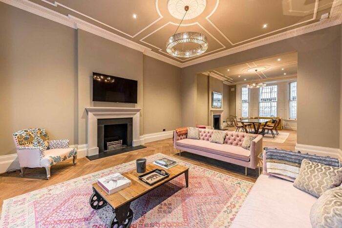 3 Bedroom Flat To Rent In Phillimore Place, Kensington, W8