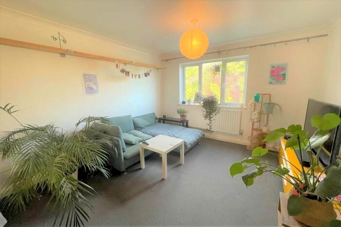 2 Bedroom Flat To Rent In Fairlands Avenue, Fairlands, Guildford, GU3