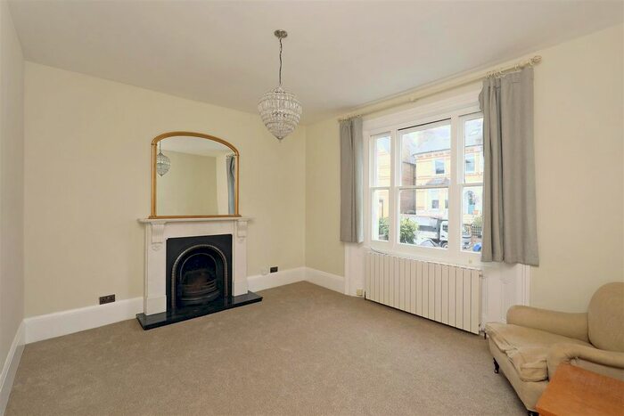 1 Bedroom Flat To Rent In Victoria Road, Twickenham, TW1