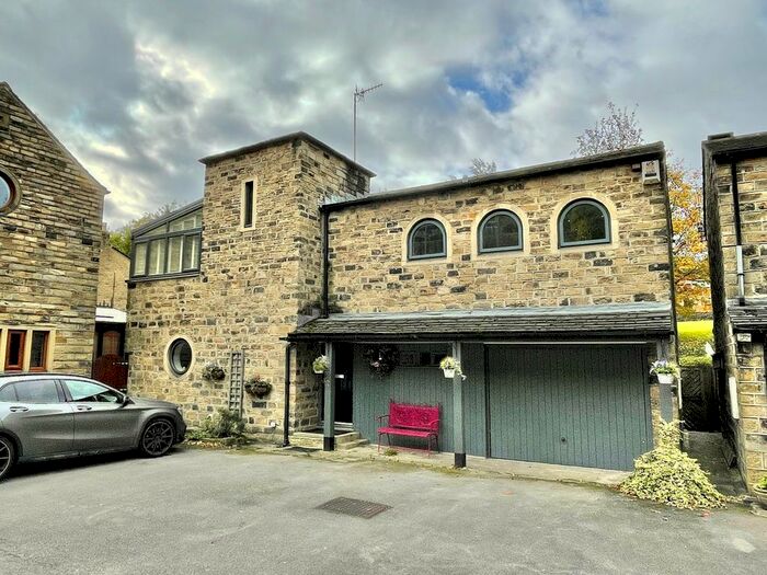 4 Bedroom Detached House To Rent In Holme Court, New Mill, Holmfirth, HD9