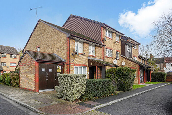 1 Bedroom Flat For Sale In Cygnet Close, London, NW10