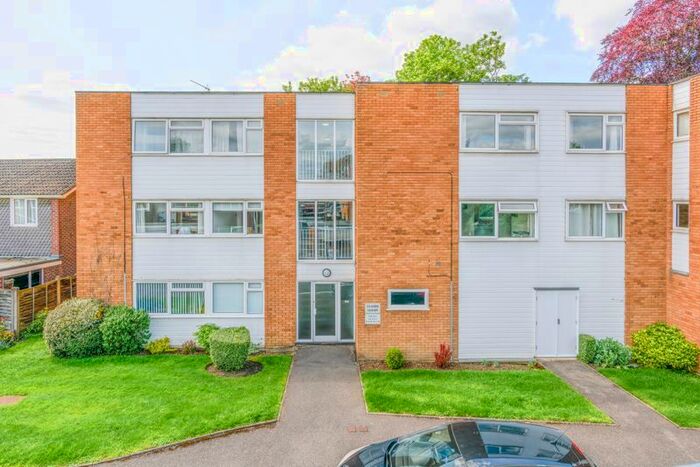 1 Bedroom Flat To Rent In St. Martins Drive, Walton-On-Thames, KT12