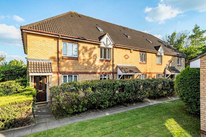 2 Bedroom Maisonette To Rent In Dorset Mews, Finchley, N3