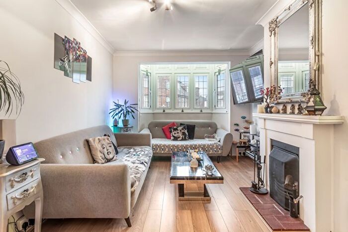 3 Bedroom Maisonette For Sale In Bradmore Green, Brookmans Park, AL9