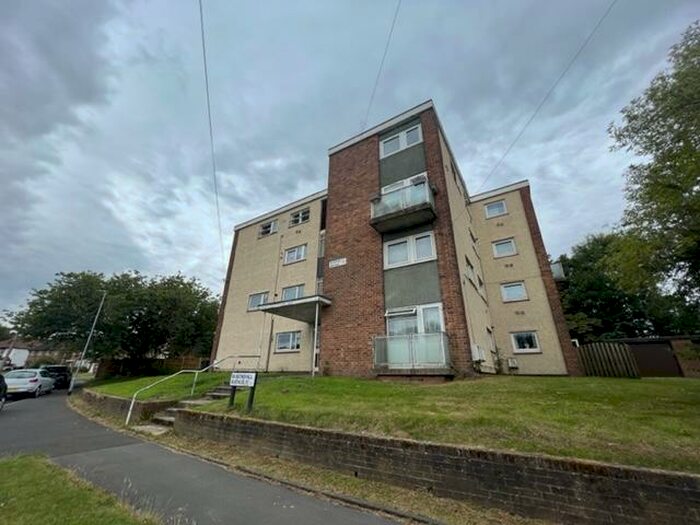 3 Bedroom Apartment To Rent In Queenshill Avenue, Leeds, West Yorkshire, LS17