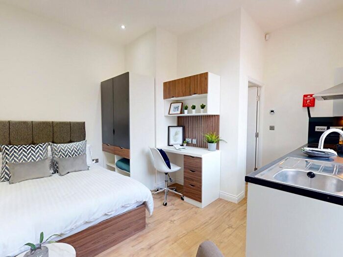 Apartment To Rent In Apt, Clarendon Road #, LS2