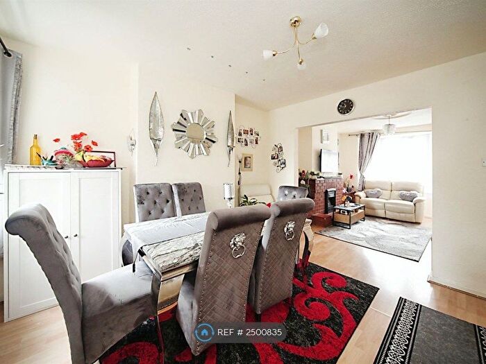 3 Bedroom Semi-Detached House To Rent In Colin Road, Luton, LU2