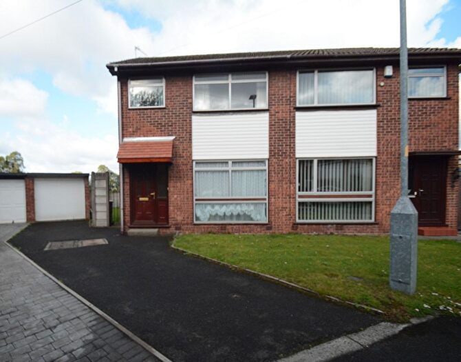 3 Bedroom Semi-Detached House For Sale In Morningside Close, Droylsden, M43