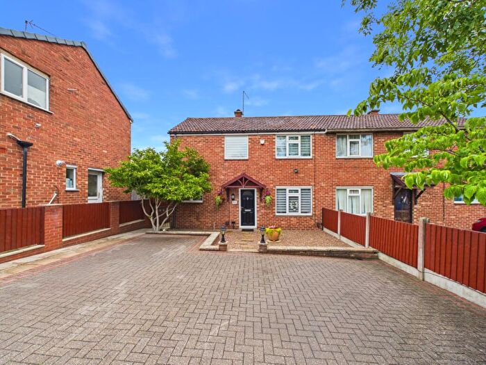 3 Bedroom Semi Detached House For Sale In Isleworth Drive, Mackworth, DE22